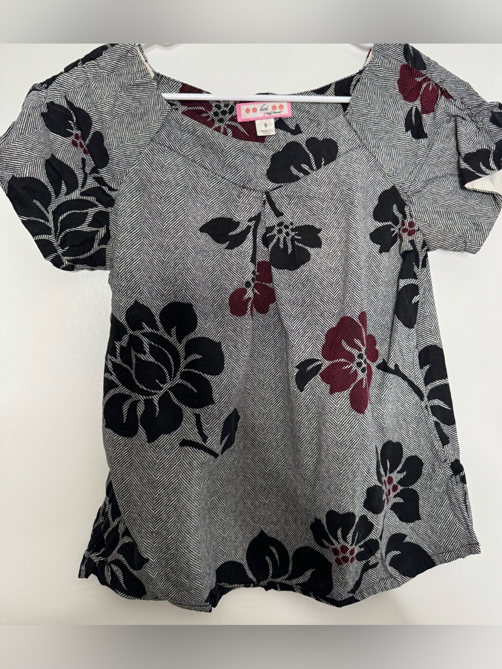 koi Floral Short Sleeve Top in Black & Burgundy on Gray 100% cotton small